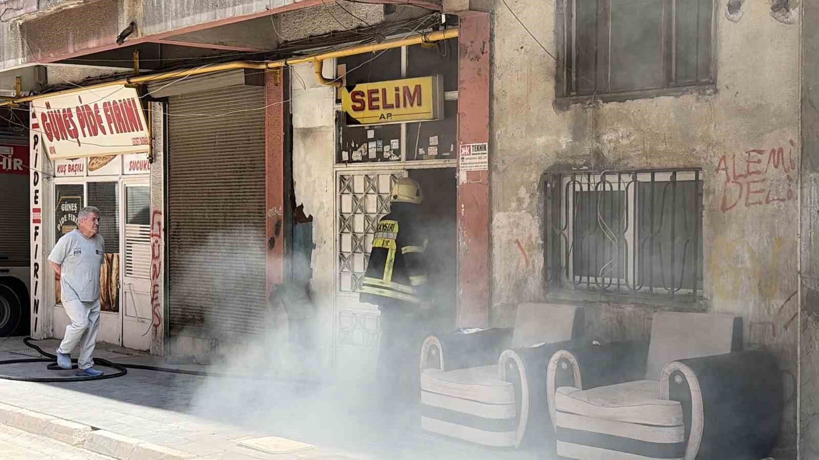 KAYSERİ’DE BODRUM KATINDA BAŞLAYAN YANGIN APARTMANI DUMANA BOĞDU