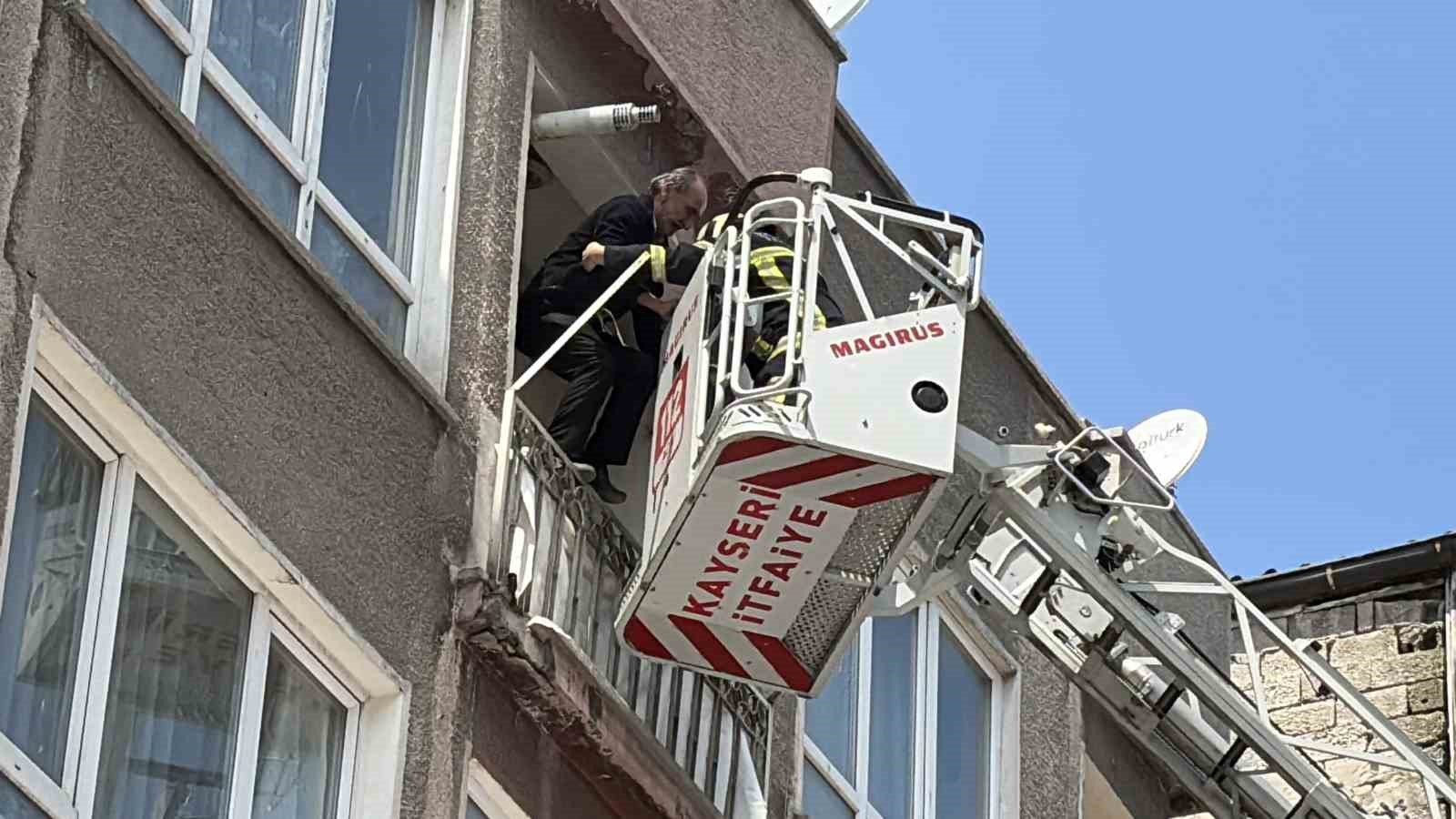 Kayseri̇’de Bodrum Katinda Başlayan Yangin Apartmani Dumana Boğdu