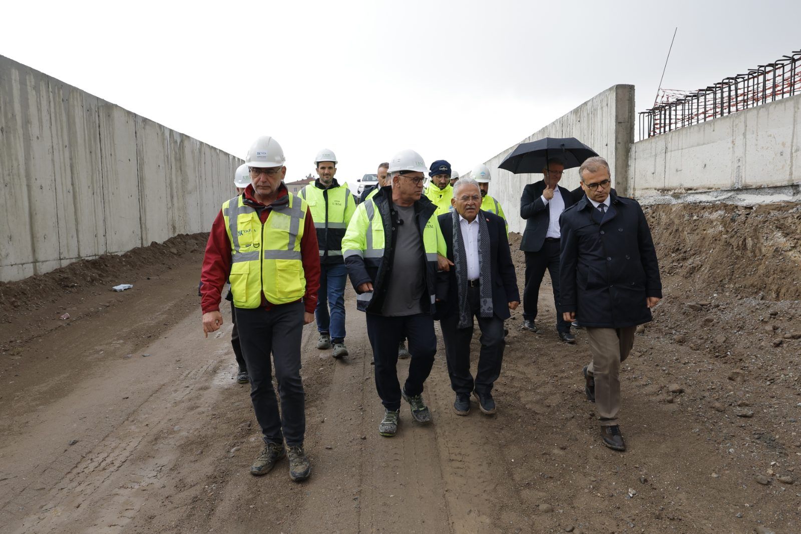 Başkan Büyükkılıç inceleme sırasında