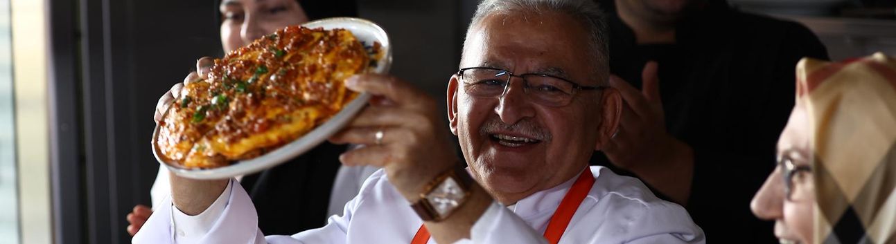 Başkan kendi elleri ile yağlama yaptı